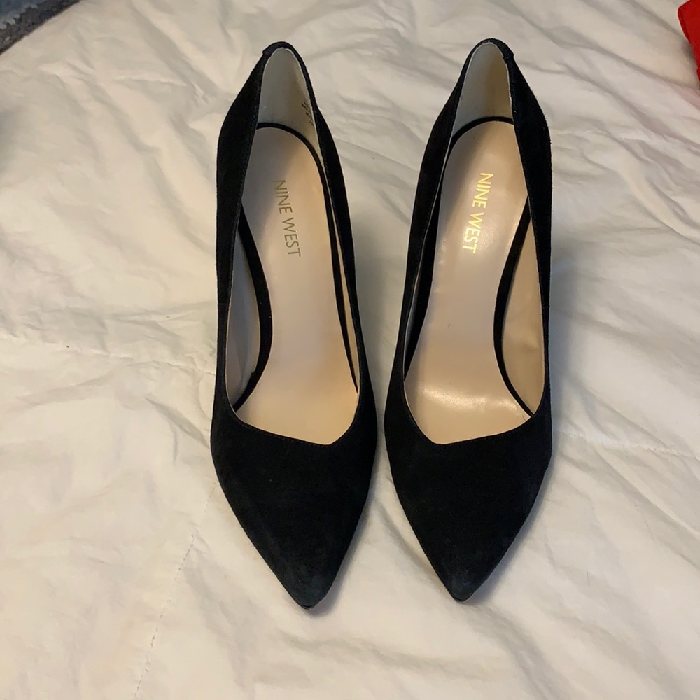 Black pumps